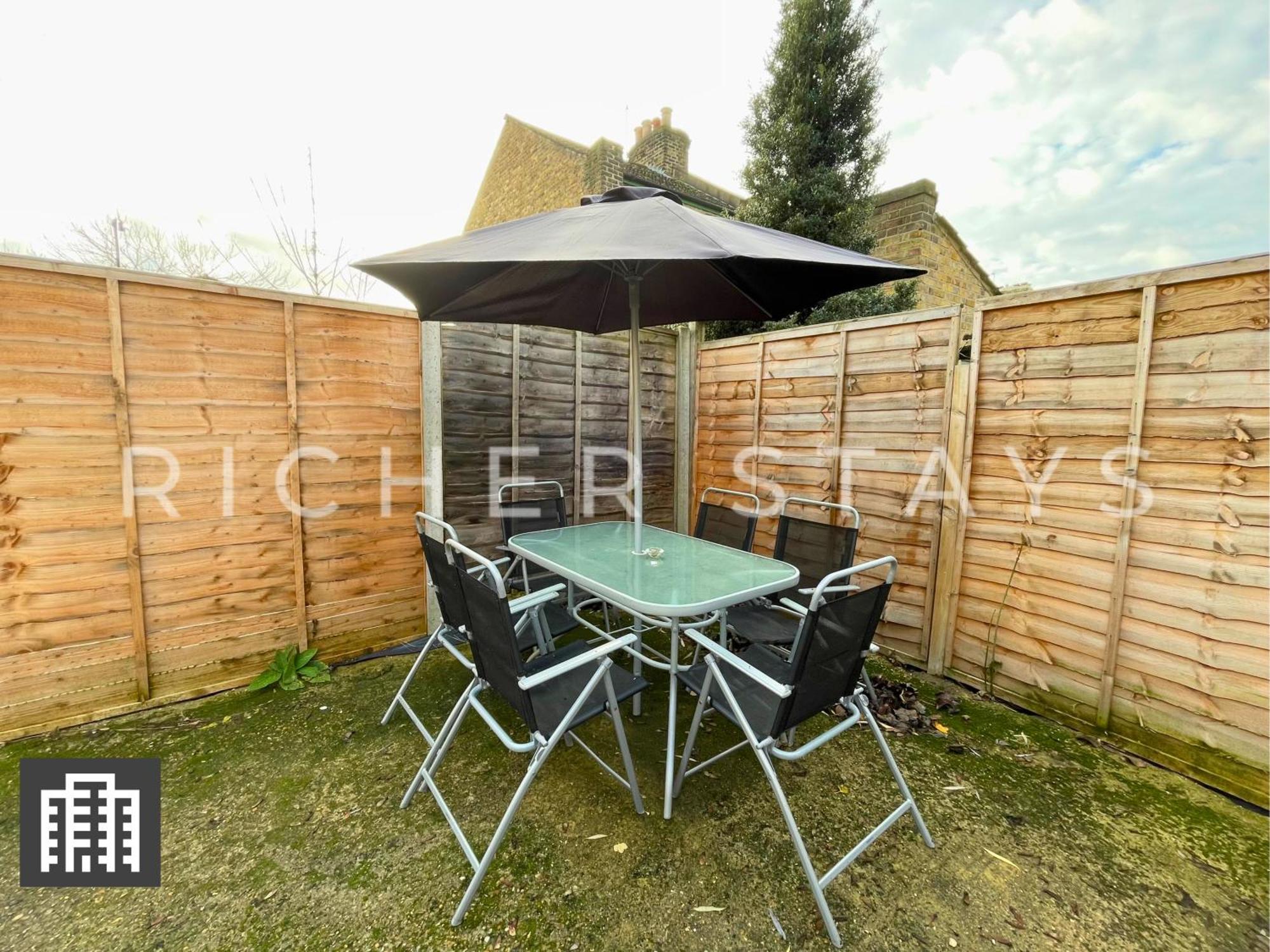 Large Home For Contractors & Families - Garden & Amenities London Exterior photo