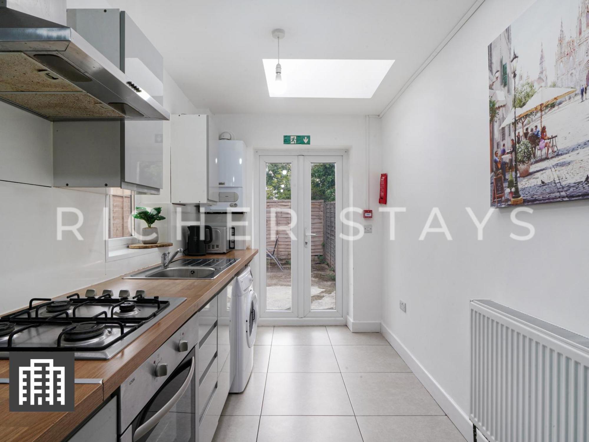 Large Home For Contractors & Families - Garden & Amenities London Exterior photo