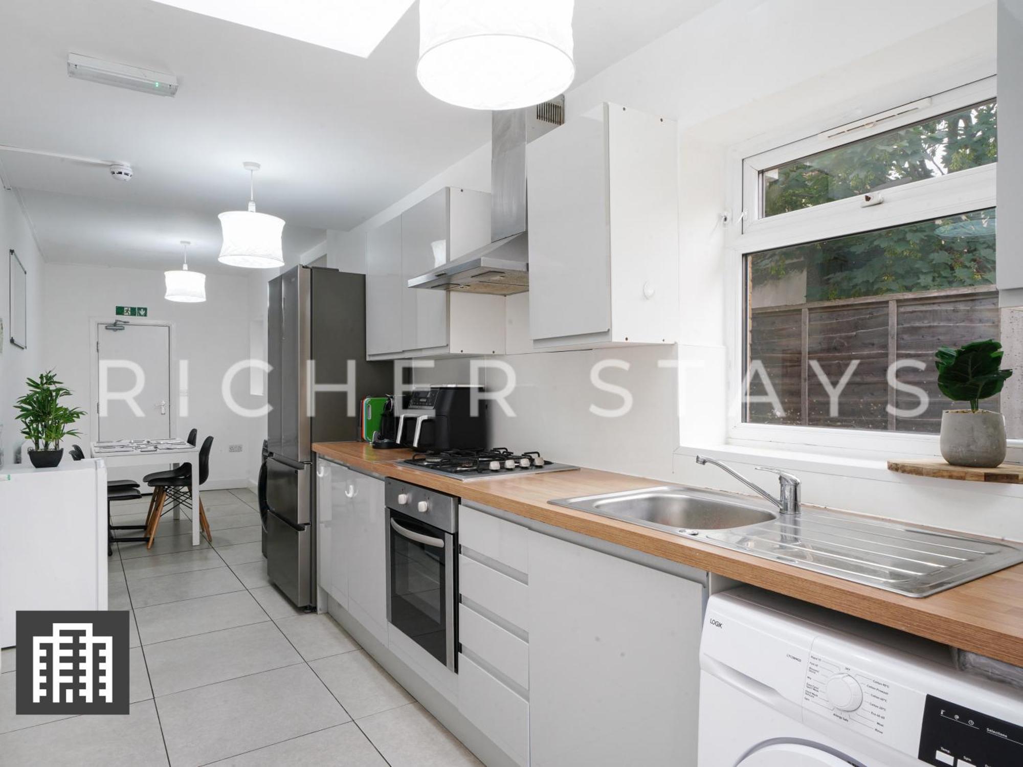 Large Home For Contractors & Families - Garden & Amenities London Exterior photo