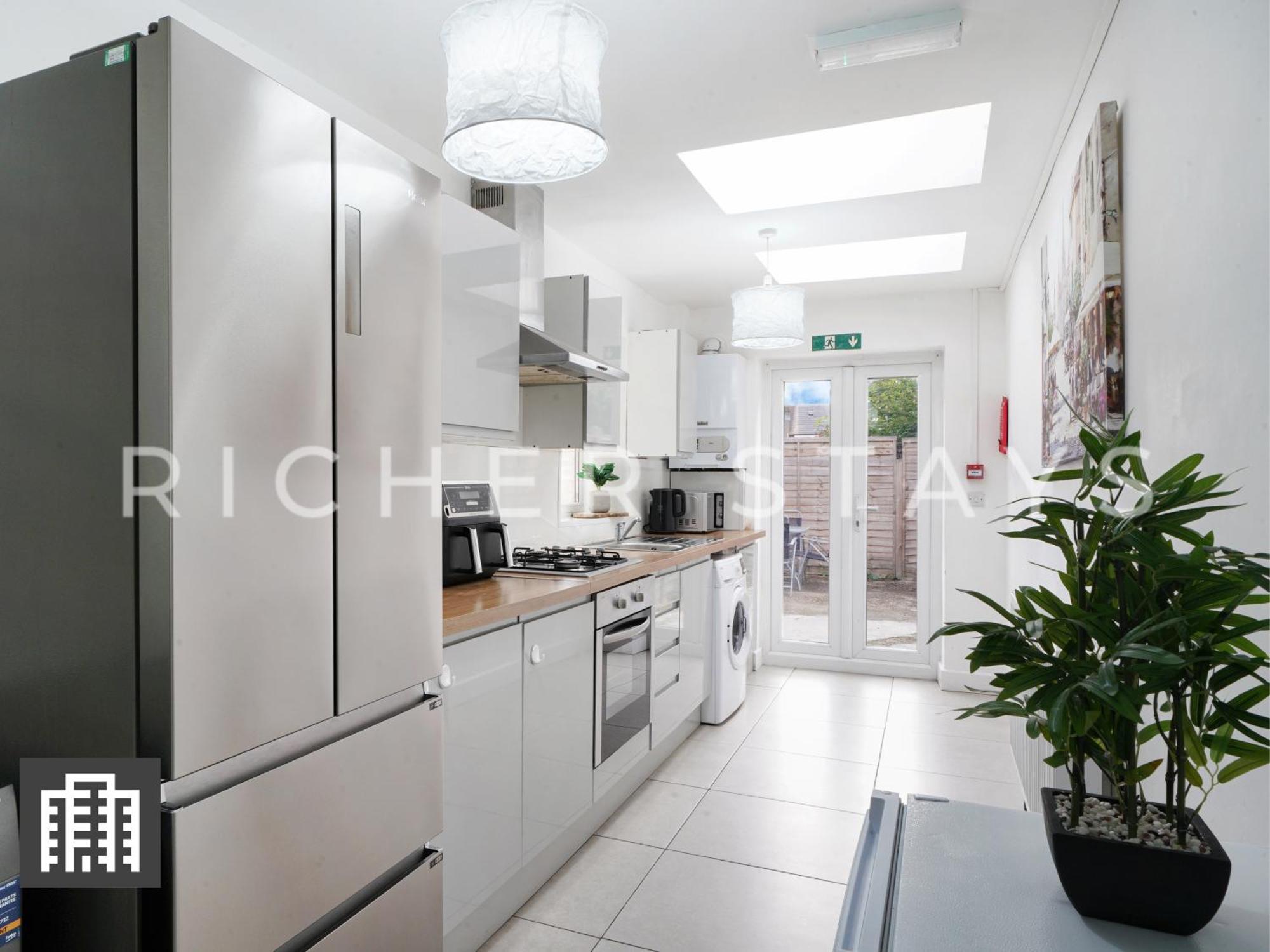 Large Home For Contractors & Families - Garden & Amenities London Exterior photo