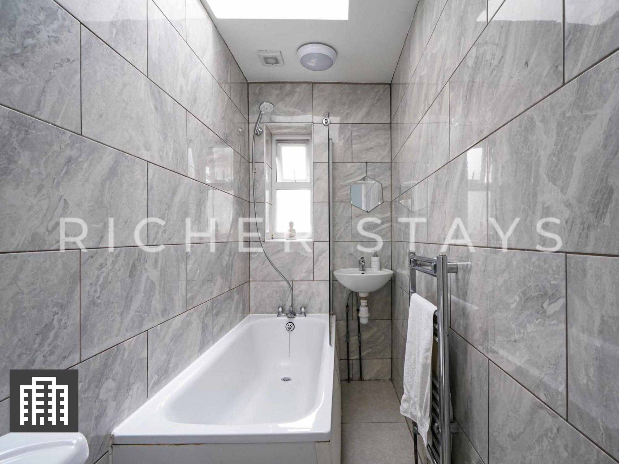 Large Home For Contractors & Families - Garden & Amenities London Exterior photo