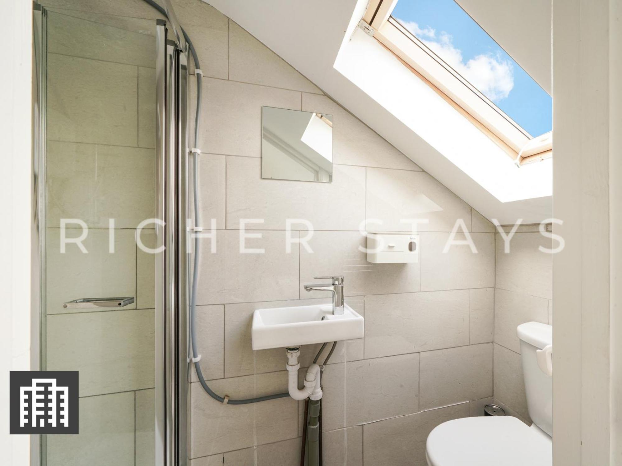 Large Home For Contractors & Families - Garden & Amenities London Exterior photo
